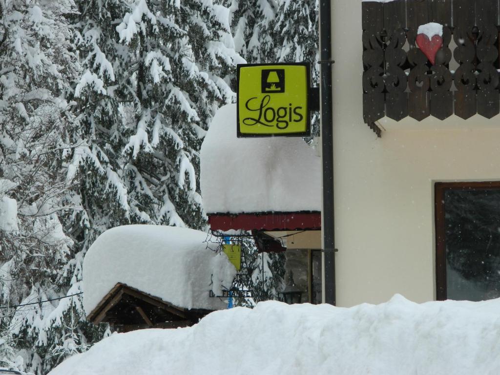 Logis Hotel Les Sapins 蒙特里永 外观 照片