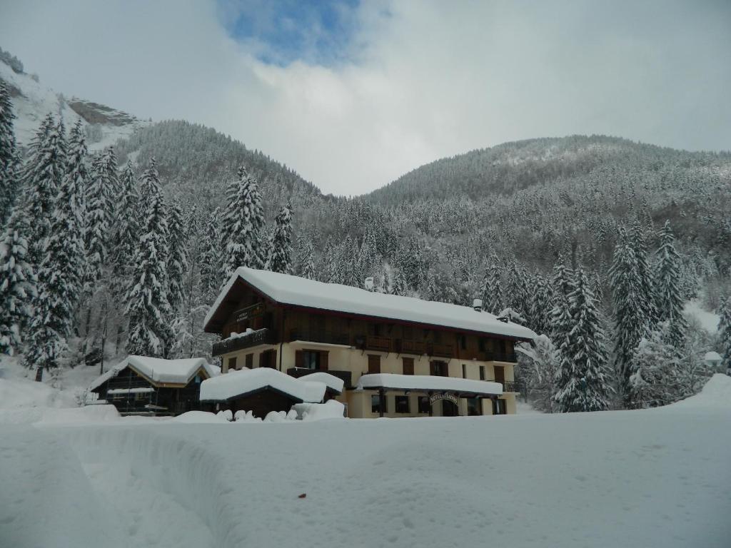 Logis Hotel Les Sapins 蒙特里永 外观 照片