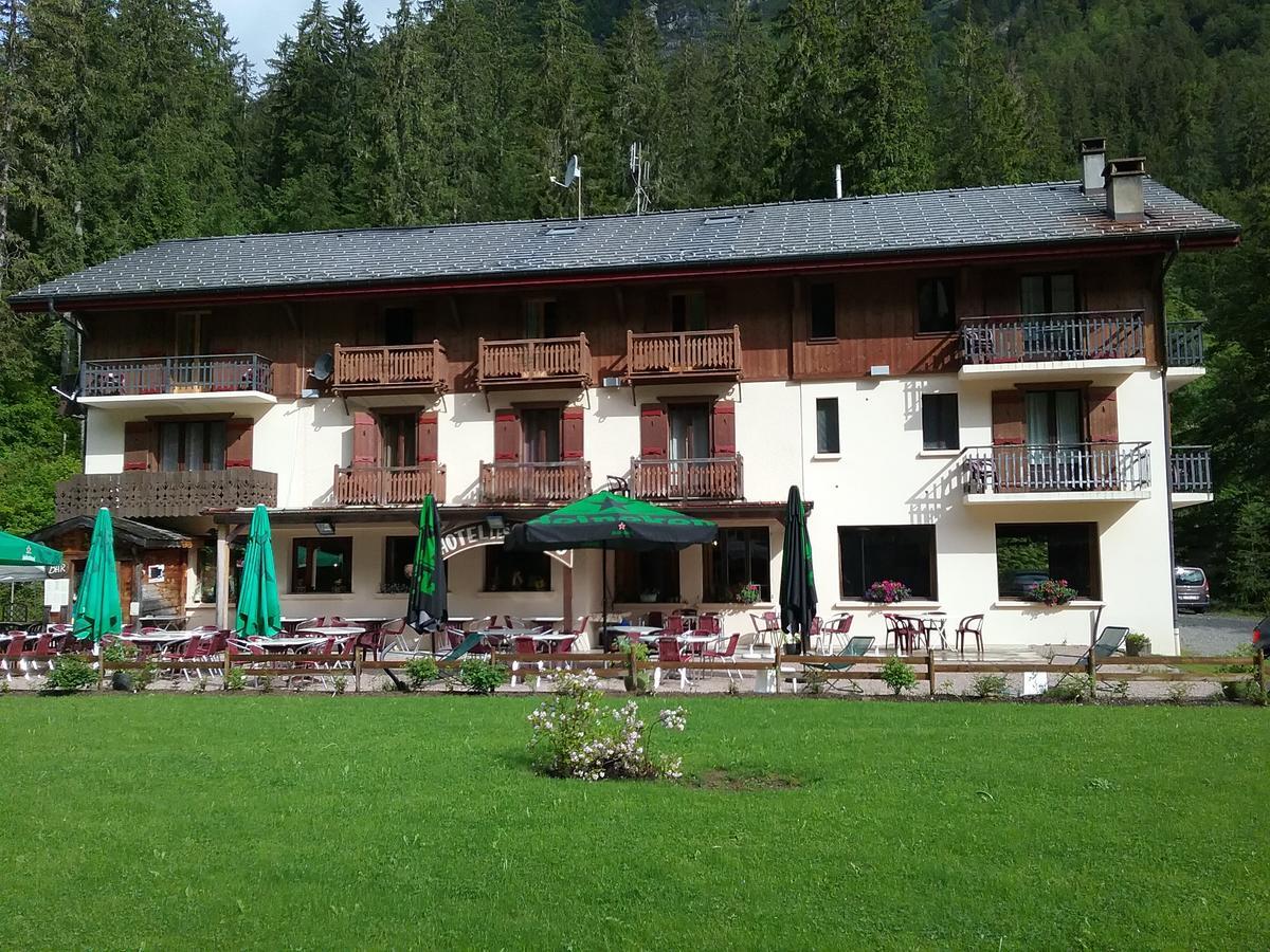 Logis Hotel Les Sapins 蒙特里永 外观 照片